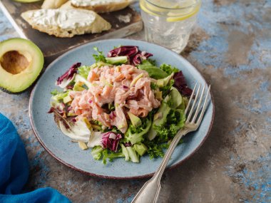 Ceviche Peru'dan geleneksel bir yemektir. Limon taze marul, avokado ve soğan ile marine edilmiş somon balığı. Perulu Gıda.