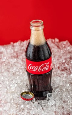 Minsk, Beyaz Rusya - 19 Eylül 2018: Klasik Coca Cola şişe buz. Coca-Cola Company en popüler pazar lideri gazlı alkolsüz içecek biridir