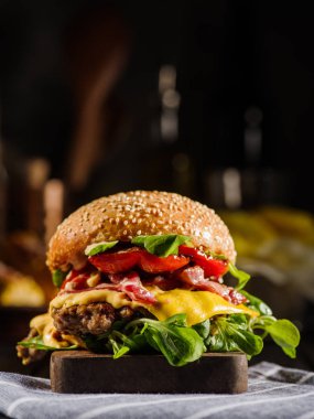 Sığır eti, jambon, peynir ve Bulgar biber ile ev yapımı sulu hamburger. Sokak gıda, fast food.