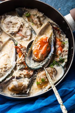 Midye mavi peynir sosu ve sarımsak baget, üstten görünüm.