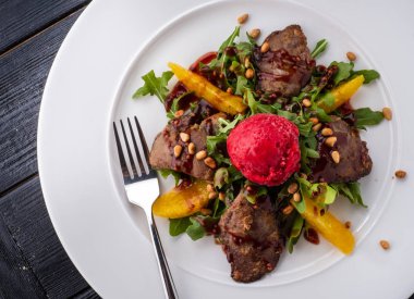 Tavşan karaciğer, Parmesan, ahududu sorbe ve çam fıstığı salatası. Üstten görünüm.