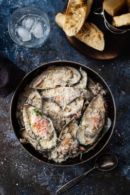 Midye mavi peynir sosu ve sarımsak baget, üstten görünüm.