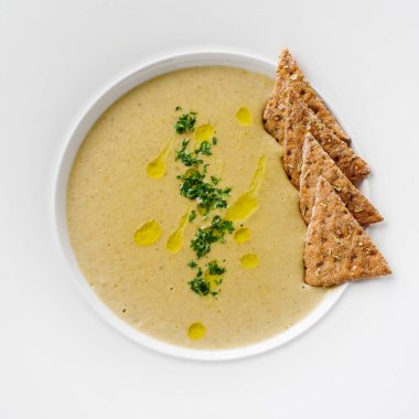 Kremalı mantar çorbası kraker beyaz bir plaka ile. Bir restoran menüsünde bir kavram. Üstten görünüm