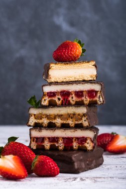 Kek ve çikolata ve çilek ile kaplı gofret.
