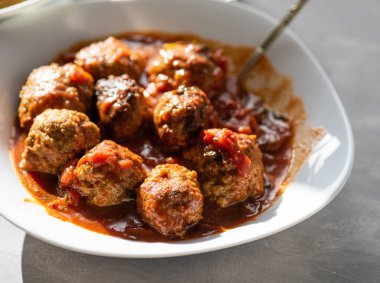 domates soslu köfte