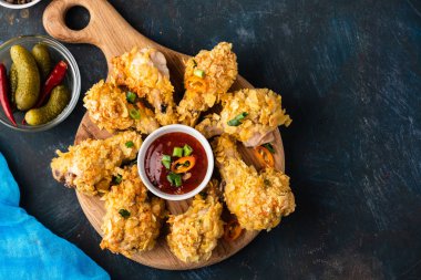 Ekmek arası tavuk kanadı. Kızarmış tavuk kanadı. Amerikan yemeği. Üst görünüm.