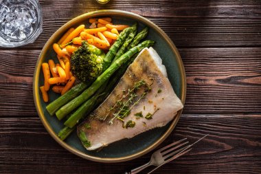 Kuşkonmaz, brokoli ve havuçlu tünek fileto. Kızarmış balık ve yahni..