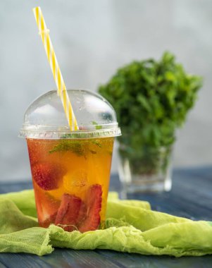 Çilek ve nane ile limonata. Ferahlatıcı bir yaz içeceği.