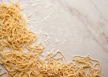 Yumurta noodle kurumuş. Ham taze makarna.
