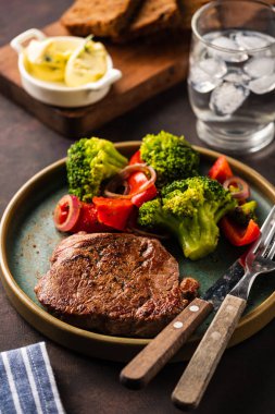 Sebzeli ızgara sığır eti biftek. Et ızgara dolmalık biber, brokoli ve soğan ile.