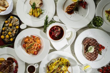 Yemekleri masada, üstten görünüm farklı türleri. Restoran menü için kavram.