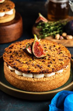 Taze incir, badem ve badem unlu gevrek waffle ve kakao tozu ile kumlu tarte. Taze meyveli meyveli tart..