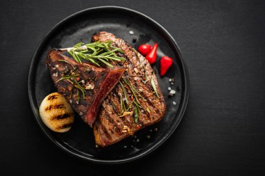 Biftek. Kırmızı biberli biftek, aromatik otlar ve kızarmış soğan..