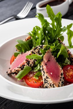 Tuna susam roka ve domates dilimleri