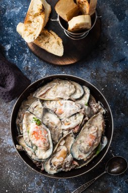 Midye mavi peynir sosu ve sarımsak baget, üstten görünüm.