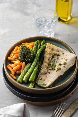 Kuşkonmaz, brokoli ve havuçlu tünek fileto. Kızarmış balık ve yahni..