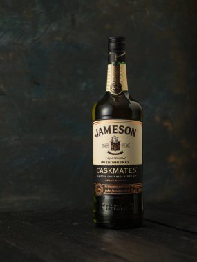 Minsk; Beyaz Rusya-Temmuz 3, 2018: Ahşap arka plan şişe Jameson Caskmates İrlanda viski. Jameson Pernod Ricard İrlandalı Distillers iştiraki tarafından üretilen karma bir İrlanda viski olduğunu.
