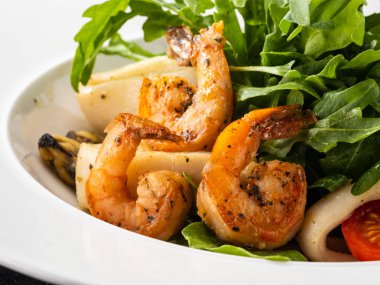 Taze Sicilya salata karides, roka, peynir ve olgun portakal dilimleri ile