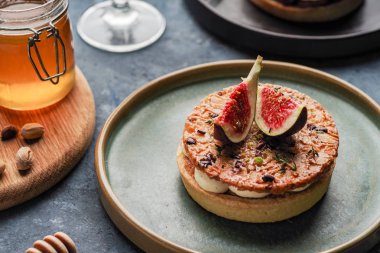 Taze incir, badem ve bademli gevrek waffle ve kakao tozu ile kumlu tarte. Taze meyveli meyveli tart..