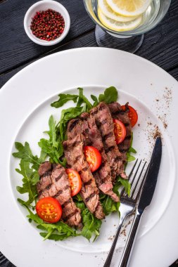 Kiraz domates ve roka ile sığır eti biftek