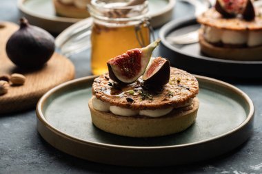 Taze incir, badem ve bademli gevrek waffle ve kakao tozu ile kumlu tarte. Taze meyveli meyveli tart..