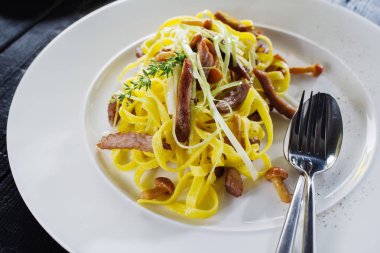 Türkiye, mantar ve trüf soslu ev yapımı tagliatelle.