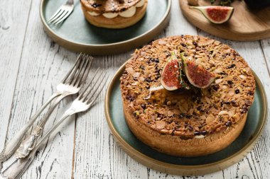 Taze incir, badem ve bademli gevrek waffle ve kakao tozu ile kumlu tarte. Taze meyveli meyveli tart..