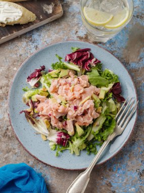 Ceviche Peru'dan geleneksel bir yemektir. Limon taze marul, avokado ve soğan ile marine edilmiş somon balığı. Perulu Gıda.