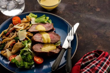 Sıcak sığır istiridye mantar, domates ve yeşillik salatası