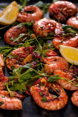 Biber, sarımsak ve limon ile Kızarmış karides. Akdeniz mutfağı. Asya mutfağı.