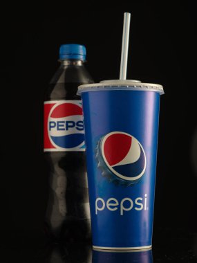 Minsk, Beyaz Rusya - 5 Nisan 2018: Pepsi Cola gazlı meşrubat üretilen ve Pepsico Inc. tarafından üretilen bir Amerikan çokuluslu gıda ve içecek şirketi olduğunu