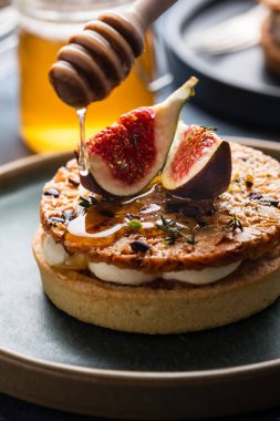 Taze incir, badem ve bademli gevrek waffle ve kakao tozu ile kumlu tarte. Taze meyveli meyveli tart..