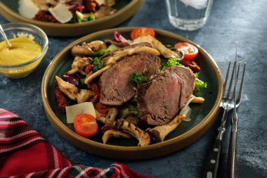 Sıcak sığır istiridye mantar, domates ve yeşillik salatası