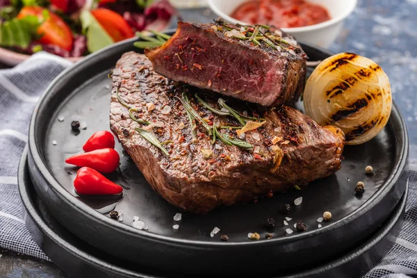 Carne Res Carne Res Mediana Con Pimiento Rojo Hierbas Aromáticas — Foto de Stock