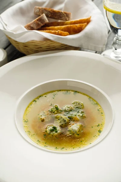 Kaldu Sup Dengan Bakso Piring Putih Konsep Untuk Menu Restoran — Stok Foto