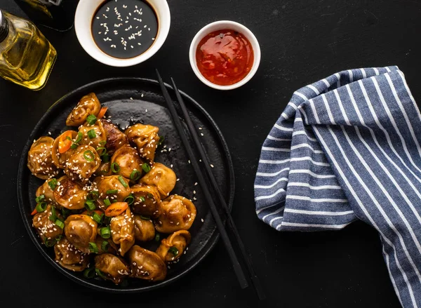 Stekta Kroppkakor Med Soja Sås Med Paprika Och Grön Lök — Stockfoto