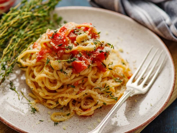 Primer Plano Espaguetis Con Tomates Tomillo Plato Sobre Una Mesa — Foto de Stock
