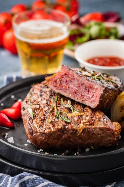 Hovězí Steak Hovězí Steak Střední Červenou Paprikou Aromatickými Bylinkami Smaženou — Stock fotografie