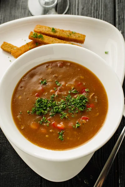 Sup Goulash Dengan Kacang Kacangan Paprika Dan Bawang Putih Croutons — Stok Foto
