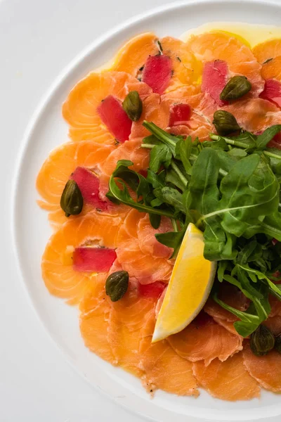 Tonfisk Och Lax Carpaccio Med Dragon Kapris Och Citron — Stockfoto