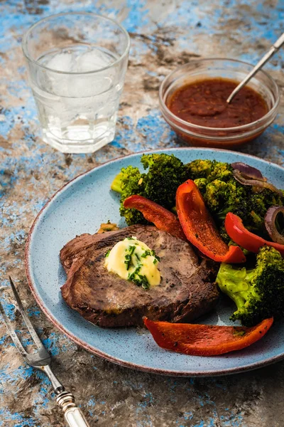 Grillad Biff Med Vitlökssmör Och Grönsaker Kött Med Grillad Paprika — Stockfoto