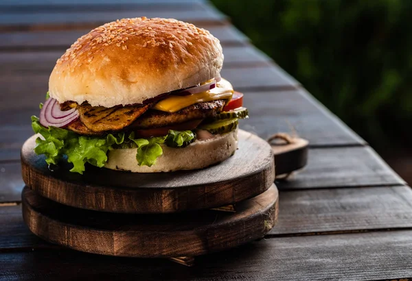 Suculent Cheeseburger Gustos Carne Vită Salată Verde Murături Inele Roșii — Fotografie, imagine de stoc