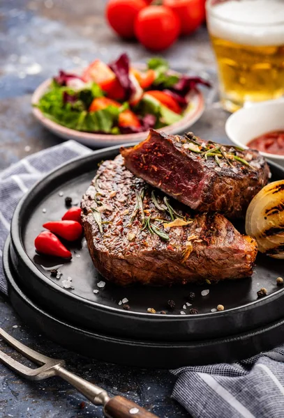 Steak Gegrilde Biefstuk Filet Lapje Vlees Rundvlees Met Verse Sla — Stockfoto