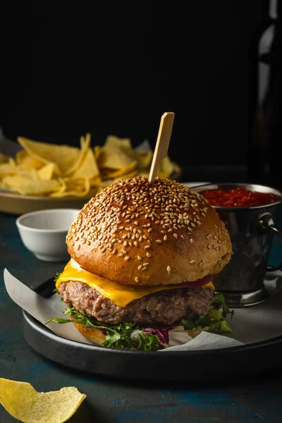 Klassieke Cheeseburger Fast Food Amerikaanse Hamburger Closeup — Stockfoto