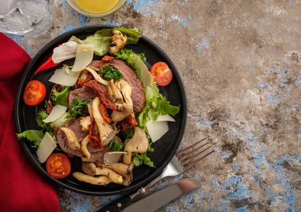 Sallad Med Varm Nötkött Med Ostronskivling Tomater Och Gröna Ovanifrån — Stockfoto