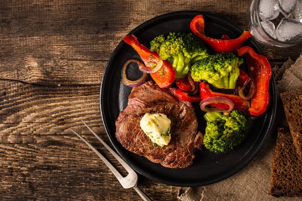 Grilovaný Hovězí Steak Česnekovým Máslem Zeleninou Maso Grilovanou Paprikou Brokolicí — Stock fotografie