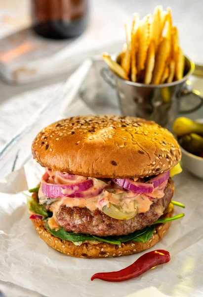 Zelfgemaakte Heerlijke Sappige Hamburger Met Rode Uienringen Gepekelde Komkommers Saus — Stockfoto