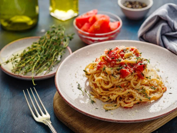 Espaguetis Con Tomates Tomillo Plato Sobre Una Mesa Azul — Foto de Stock