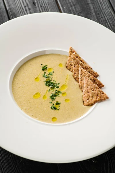 Sup Krim Jamur Dengan Kerupuk Piring Putih Konsep Untuk Menu — Stok Foto
