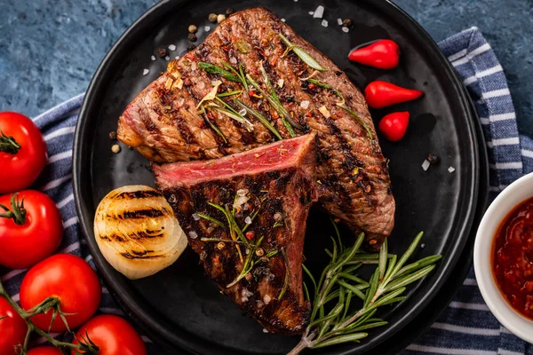 Marhasült Marha Steak Közepes Piros Bors Aromás Gyógynövények Sült Hagyma — Stock Fotó